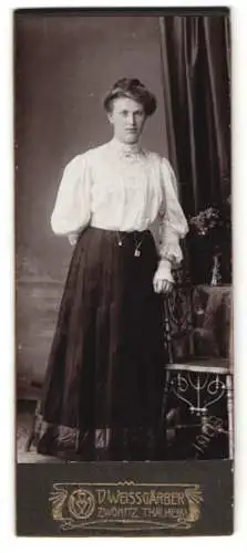 Fotografie D. Weissgärber, Zwönitz, Stehende Frau mit elegantem Rock und Bluse