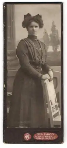 Fotografie Emil Maass, Schneeberg, Frau mit Stuhl im Atelier