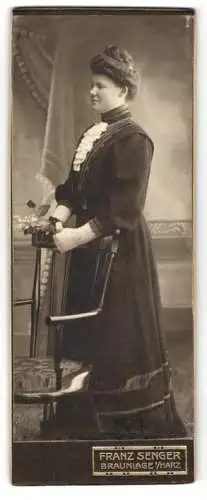 Fotografie Franz Senger, Braunlage /Harz, Elegante Dame mit Blumenarrangement