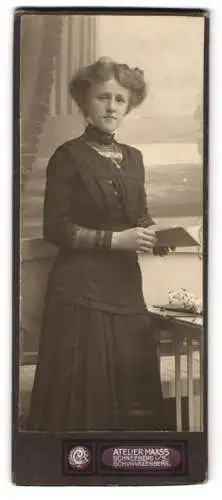 Fotografie Emil Maass, Schneeberg, Postplatz, Frau mit Buch