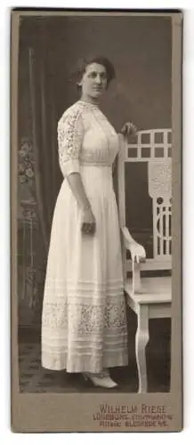 Fotografie Wilhelm Riege, Lüneburg, Stintmarkt 16, Frau in elegantem Kleid