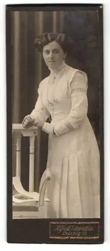 Fotografie Alfred Schwiebus, Leisnig, Elegant gekleidete Frau an einem Stuhl