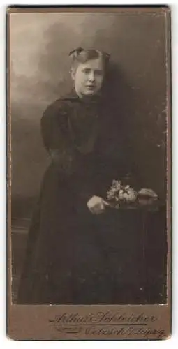 Fotografie Arthur Schleicher, Oetzsch /Leipzig, Frau mit Blumenstrauss