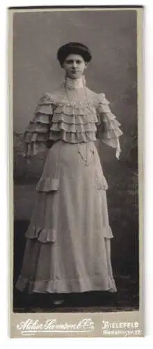 Fotografie Atelier Samson &amp Co., Bielefeld, Niedernstr. 17, Elegante Dame in Rüschenkleid