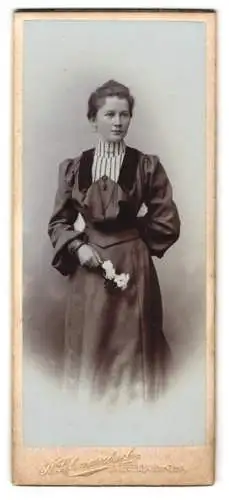 Fotografie R. Schwarzbach, Bitterfeld, Kaiser-Str. 14, Elegante Dame mit Blumen