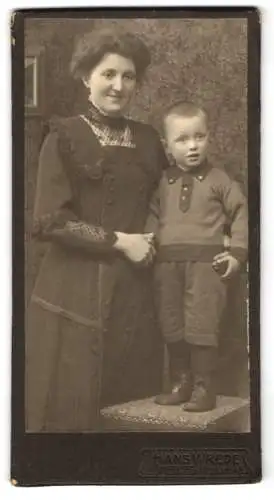 Fotografie Hans Wrede, Lüneburg, Altstadt 48, Mutter mit Kind