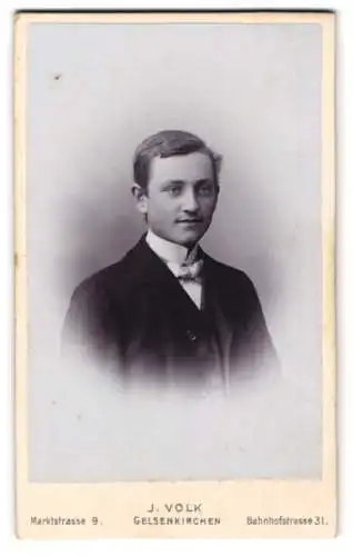 Fotografie J. Volk, Gelsenkirchen, Bahnhofstrasse 31, Portrait eines jungen Mannes