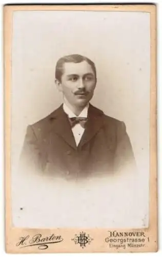 Fotografie H. Barten, Hannover, Georgstrasse 1, Porträt eines eleganten Herren