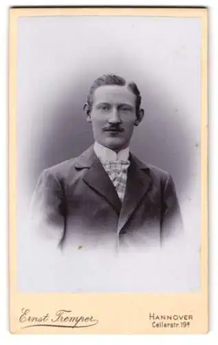 Fotografie Ernst Tremper, Hannover, Cellerstr. 19a, Portrait eines Herrn mit Schnurrbart