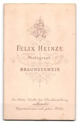 Fotografie Felix Heinze, Braunschweig, Porträt eines Mannes mit markantem Schnurrbart