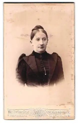 Fotografie Wilhelm Gräf, Quakenbrück, Mühlenstrasse, Porträt einer Dame mit eleganter Frisur