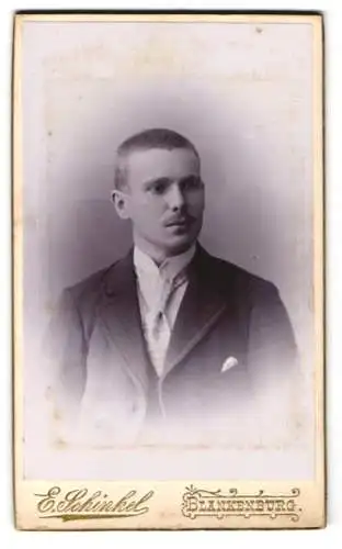 Fotografie Ernst Schinkel, Blankenburg, Mauerstr. 8, Porträt eines jungen Mannes