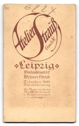 Fotografie Atelier Strauss, Leipzig, Windmühlenstrasse 8-12, Porträt einer jungen Frau in weisser Bluse