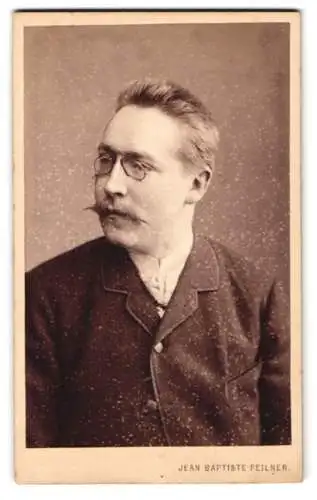 Fotografie Jean Baptiste Feilner, Bremen, Richtweg 6, Porträt eines Mannes mit Brille und Schnurrbart