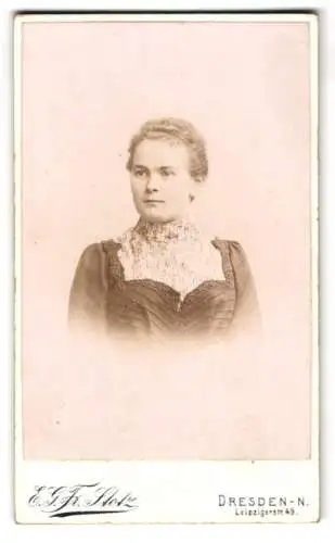 Fotografie E.G. Friedr. Stotz, Dresden, Leipzigerstr. 49, Porträt einer Frau