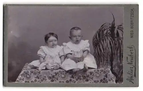 Fotografie Louis Neubert, Niederbobritzsch, Zwei Kinder in Spitzenkleidern