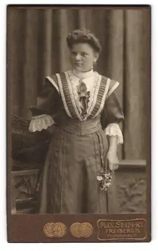 Fotografie Max Seifert, Freiberg, Poststrasse 11, Junge Frau in elegantem Kleid