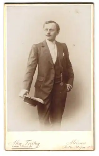 Fotografie Max Freitag, Meissen, Rothe Stufen 3, Eleganter Herr mit Hut