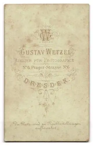 Fotografie Gustav Wetzel, Dresden, Prager Strasse 6, Frau in tailliertem Kleid
