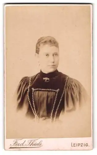 Fotografie Ferd. Thiele, Leipzig, Hospitalstrasse 7, Porträt einer jungen Frau in elegantem Kleid