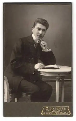 Fotografie Otto Hoppe, Celle, Altencellertorstrasse 7, Junger Mann in nachdenklicher Pose