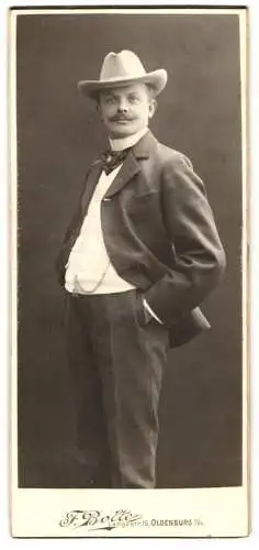 Fotografie F. Bolte, Oldenburg, Langestr. 15, Portrait eines eleganten Herrn mit Hut