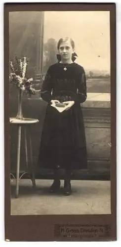 Fotografie H. Gross, Dresden, Leisingerplatz 1, Junge Frau mit Buch