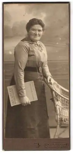 Fotografie Max Petermann, Kleinzschocher, Frau mit Buch neben einem Stuhl