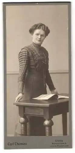 Fotografie Carl Thomas, Leipzig, Marienstrasse 4, Elegante Dame mit Buch am Tisch