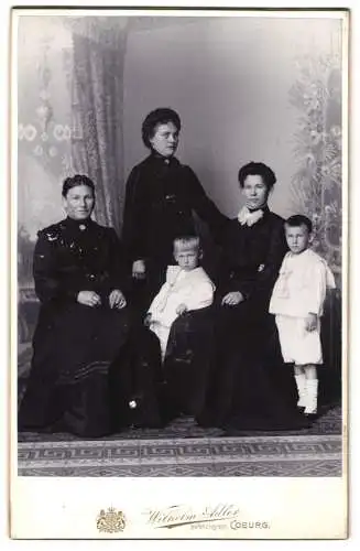 Fotografie Wilhelm Adler, Coburg, Porträt einer Familie mit Kindern