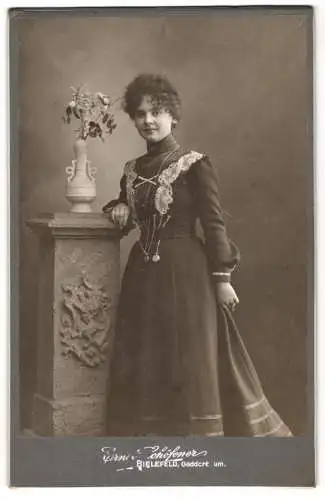 Fotografie Ernst Schöfener, Bielefeld, Elegante Dame mit Blumenvase