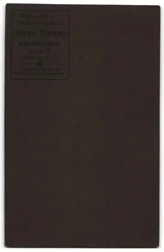 Fotografie Heinrich Cordes, Hildesheim, Zingel 36, Elegante Frau mit Buch