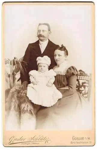 Fotografie Gustav Schlüter, Goslar, Breitestrasse 91, Familienporträt mit Kind