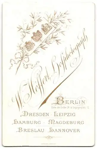 Fotografie W. Hoffert, Berlin, Unter den Linden 24, Kind mit Reif und Blumen