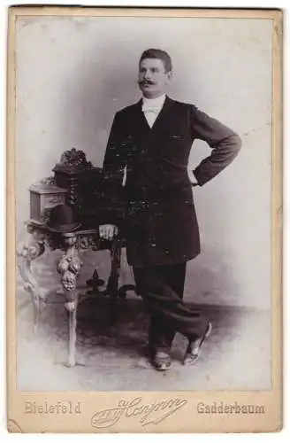 Fotografie Adolf Haynn, Bielefeld, Gadderbaum, Eleganter Herr mit Schnurrbart