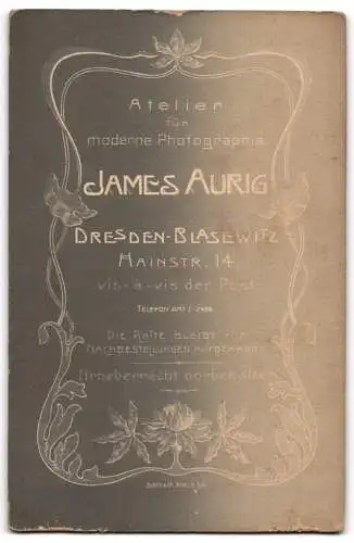 Fotografie James Aurig, Dresden-Blasewitz, Hainstrasse 14, Frau im weissen Kleid neben Tisch