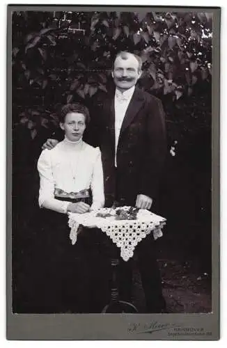 Fotografie K. Meier, Hannover, Engelbosteler Damm 130, Paar mit Tisch und Häkeldecke