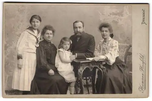 Fotografie Hermann Herzfeld, Dresden, Altmarkt, Familienporträt mit fünf Personen