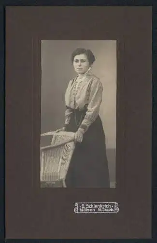 Fotografie G. Schlenkrich, Mülsen St. Jacob, Frau mit Korbstuhl