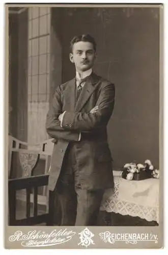 Fotografie R. Schönfelder, Reichenbach, Eleganter junger Mann in Anzug