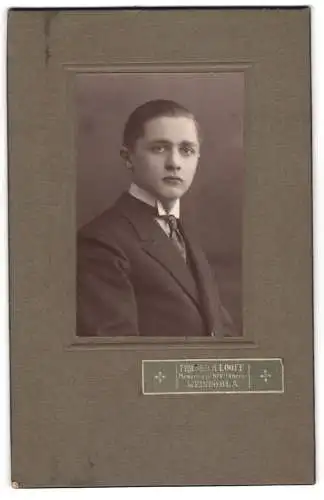 Fotografie Friedrich Looff, Weinböhla, Porträt eines jungen Mannes