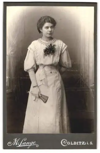 Fotografie M. Lange, Colditz, Frau in elegantem Kleid mit Fächer