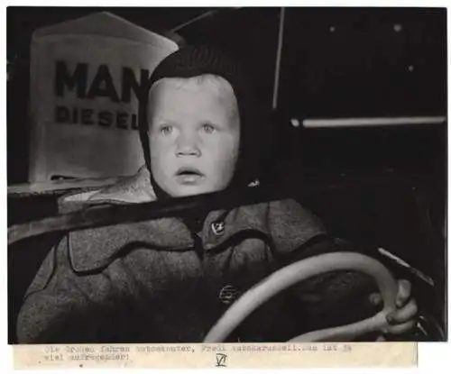 Fotografie unbekannter Fotograf, Ansicht München, Oktoberfest, Blonder Knabe im Auto - Karussell vor MAN-Diesel