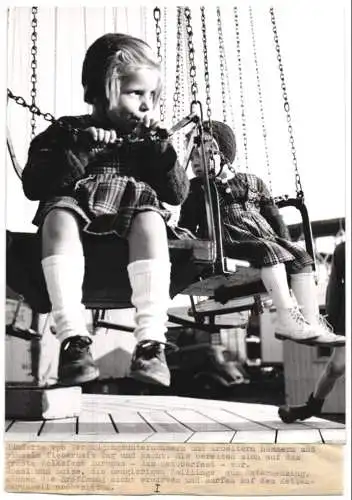 Fotografie unbekannter Fotograf, Ansicht München, Oktoberfest, Zwillings-Mädchen im Kettenkarussell sitzend