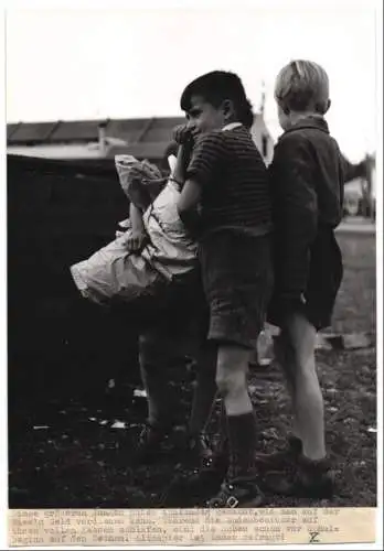 Fotografie unbekannter Fotograf, Ansicht München, Oktoberfest, Buben sammeln Altpapier um extra Groschen zu verdienen