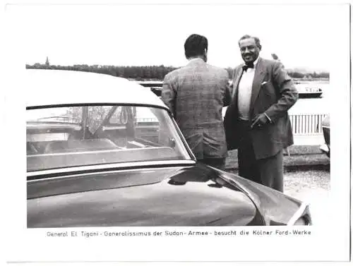 Fotografie General El Tigani der Sudan-Armee besucht die Ford Auto-Fabrik in Köln