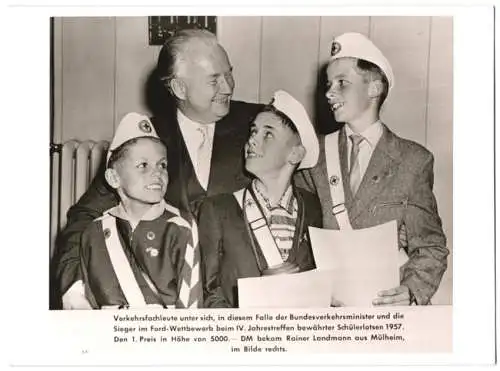 Fotografie Bundesverkehrsminister Hans-Christoph Seebohm (CDU) und Schülerlotsen Sieger im Ford - Wettbewerb 1957