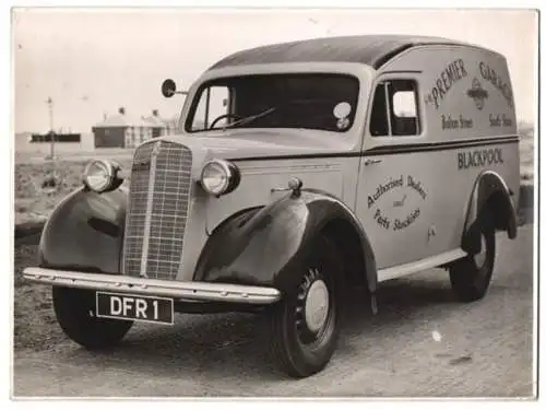 Fotografie unbekannter Fotograf, Ansicht Blackpool, Auto Bedford, Kastenwagen Premier Garage Blackpool Bolton Street