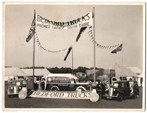 Fotografie Saidman, Blackpool, Bedford Autos & Lastwagen, Bedford Trucks Manufactured by Vauxhall Motors LTD