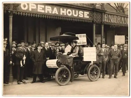 Fotografie Ansicht Blackpool, Oldsmobile Curved Dash, GM Buick Presentation am Opera House Winter Gardens